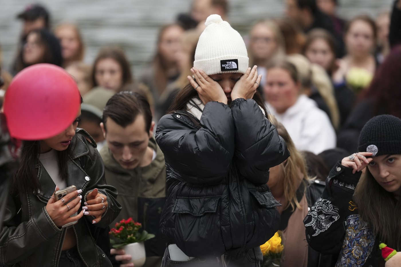 Directioners mourning singer Liam Payne leave tributes in London and other cities | iNFOnews.ca