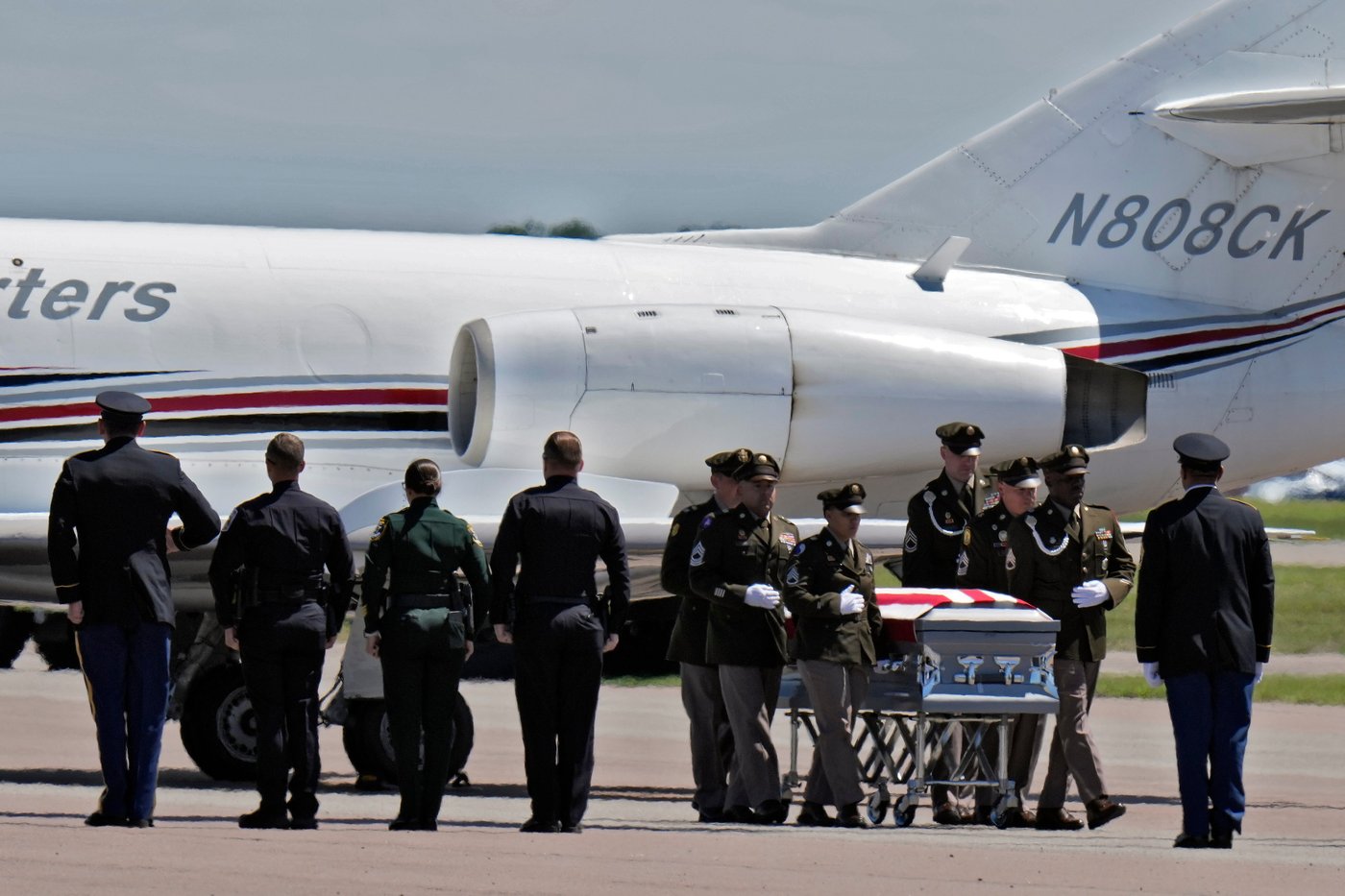 Photos of Trump at a ceremony for US service members killed in Middle East | iNFOnews.ca