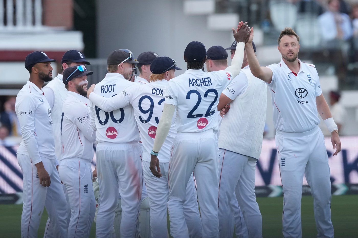 England thrashes Pakistan by 194 runs at Lord’s to seal a cricket series win with a test to spare England thrashes Pakistan by 194 runs at Lord's to seal a cricket series win with a test to spare