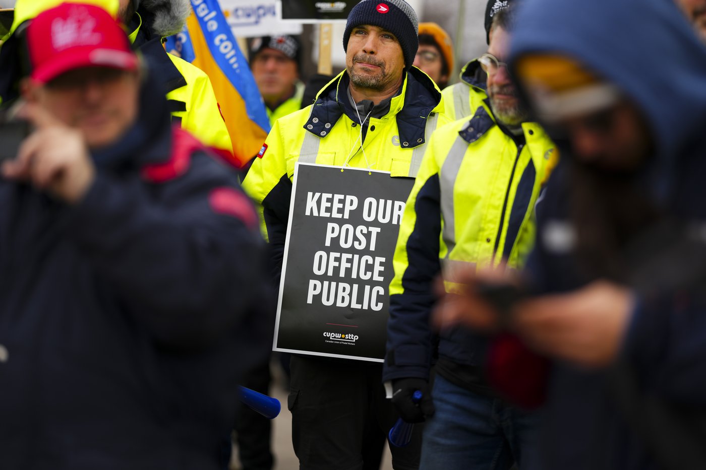 'Infuriating': Wait times grow amid Canada Post strike as backlogs, frustration mount | iNFOnews.ca