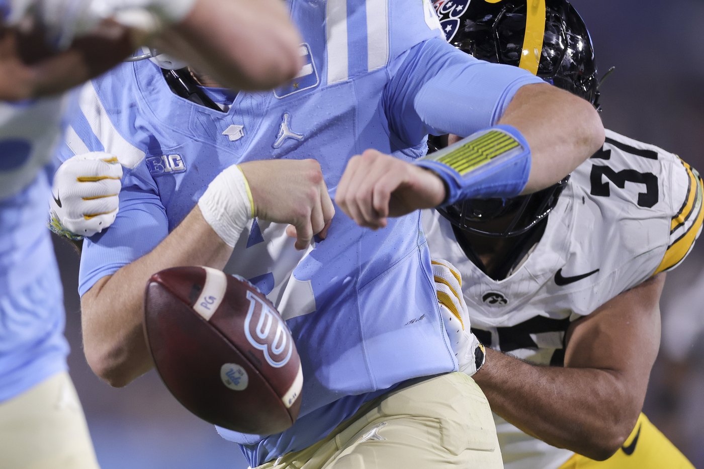 Garbers, Schwesinger lead UCLA past Iowa 20-17 for Bruins' 3rd straight win | iNFOnews.ca