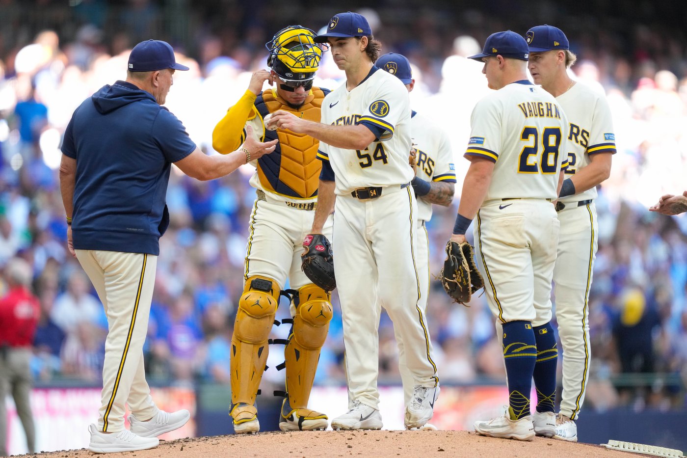 Brewers rally in 8th and hold off comeback attempt in 9th for 4-3 win over Cubs | iNFOnews.ca