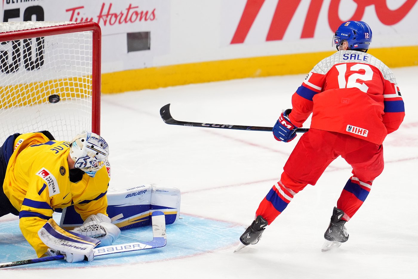 Czechia beats Sweden 3-2 in a shootout to win bronze at world juniors | iNFOnews.ca