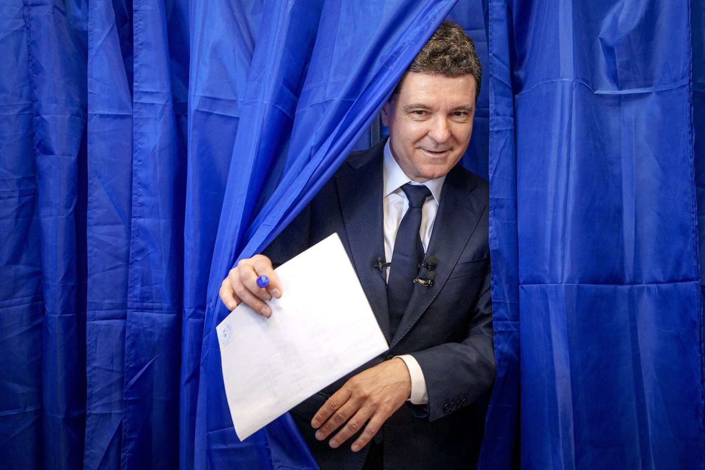 Romania's hard-right candidate will face a pro-EU reformist in presidential runoff | iNFOnews.ca
