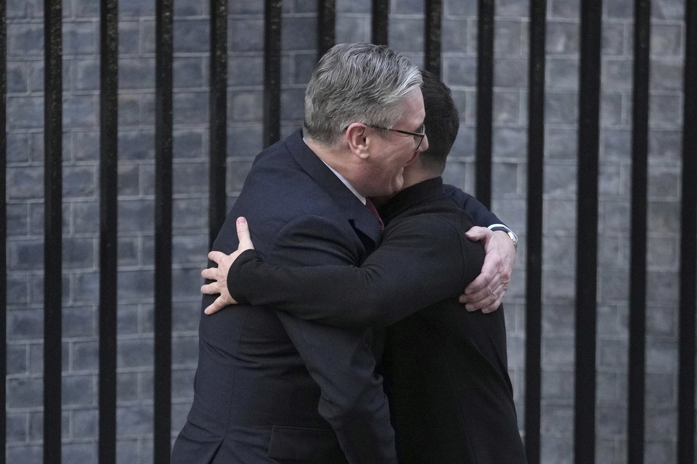 Zelenskyy embraced by British prime minister a day after White House blowout | iNFOnews.ca