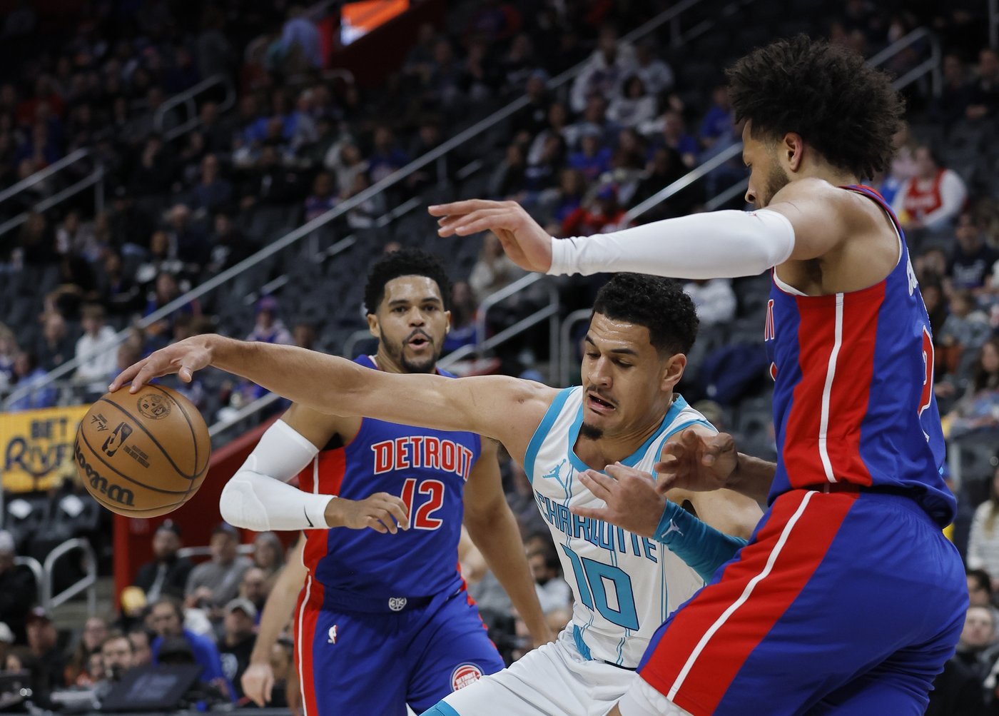 Tobias Harris scores 24 points and Pistons hold off Hornets 98-94 | iNFOnews.ca