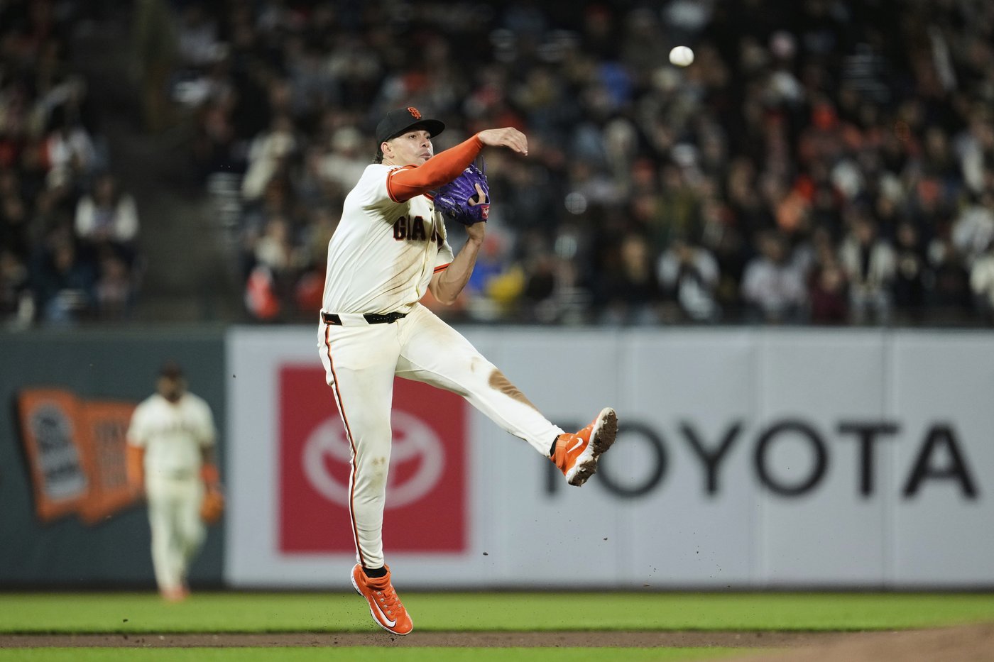 Wilmer Flores hits go-ahead homer and Jung Hoo Lee adds RBI triple as Giants beat Brewers 5-2 | iNFOnews.ca