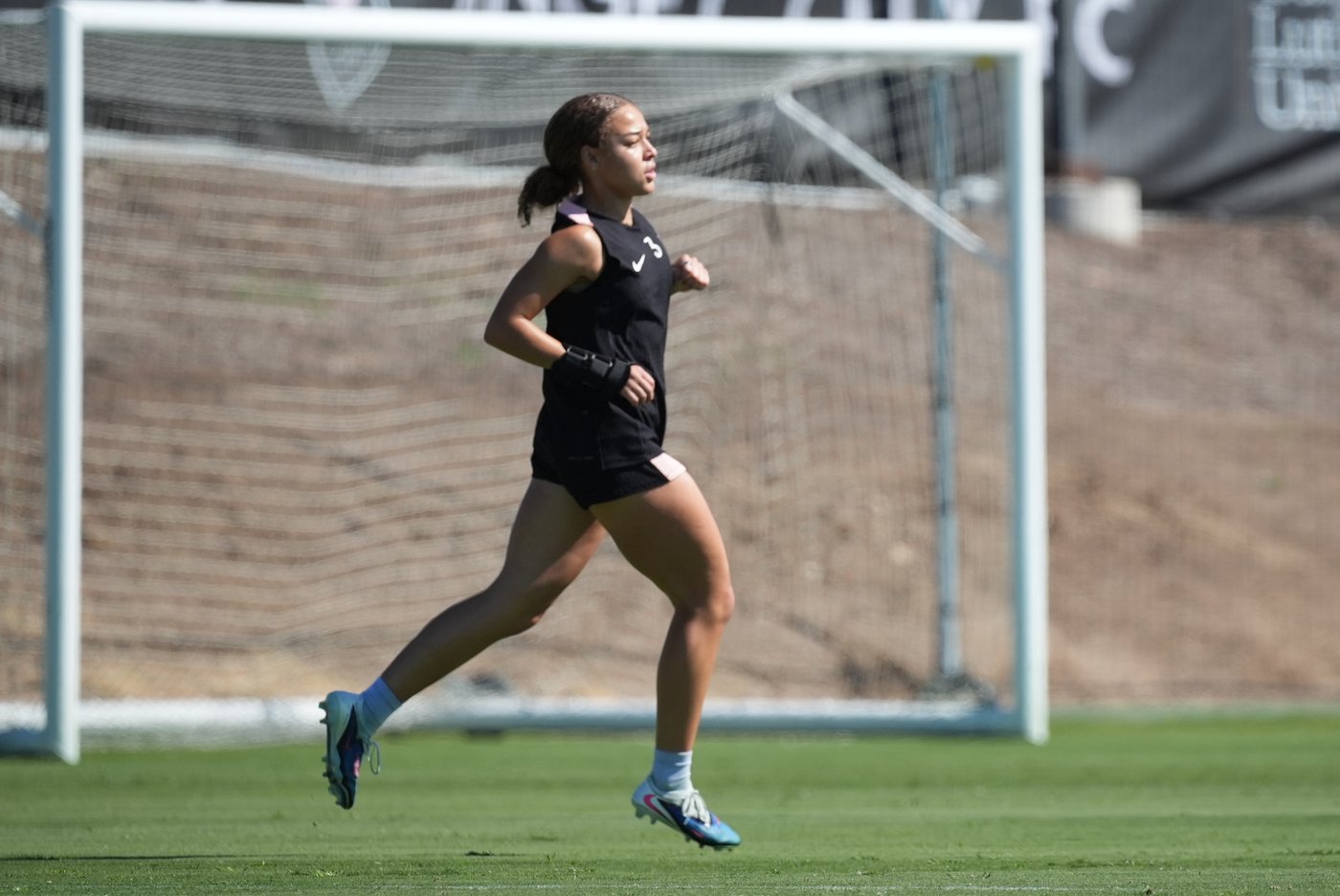 Ten months after her heart stopped during a game, Angel City's Savy King returns to the pitch | iNFOnews.ca