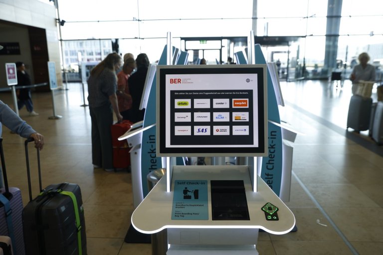 Cyberattack disrupts check-in systems at major European airports | iNFOnews.ca