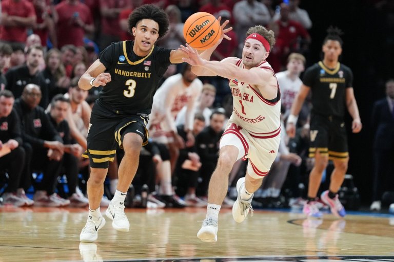 Nearly the greatest buzzer-beater ever? Half-court heave from Vanderbilt's Tyler Tanner rims out | iNFOnews.ca