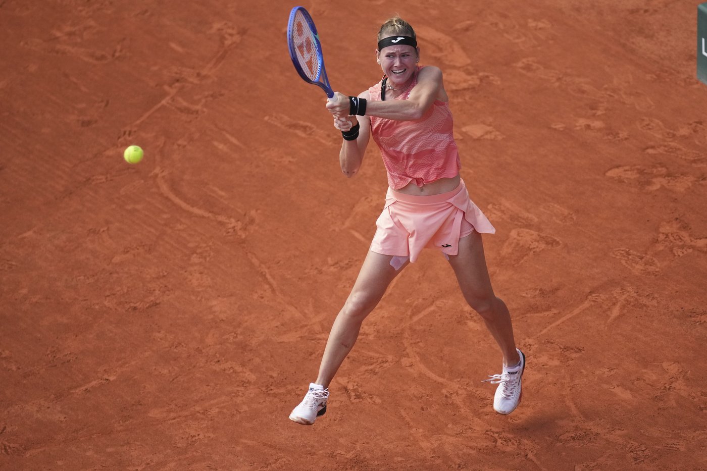 French Open 2025: Coco Gauff emerges from a tough second set to return to Week 2 in Paris | iNFOnews.ca