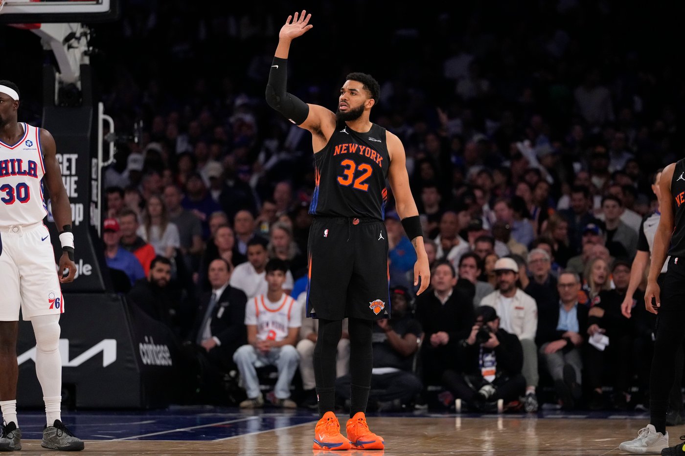 Glass cleaner: Karl-Anthony Towns dislodges ball behind backboard after Andre Drummond can't | iNFOnews.ca Glass cleaner: Karl-Anthony Towns dislodges ball behind backboard after Andre Drummond can't | iNFOnews.ca