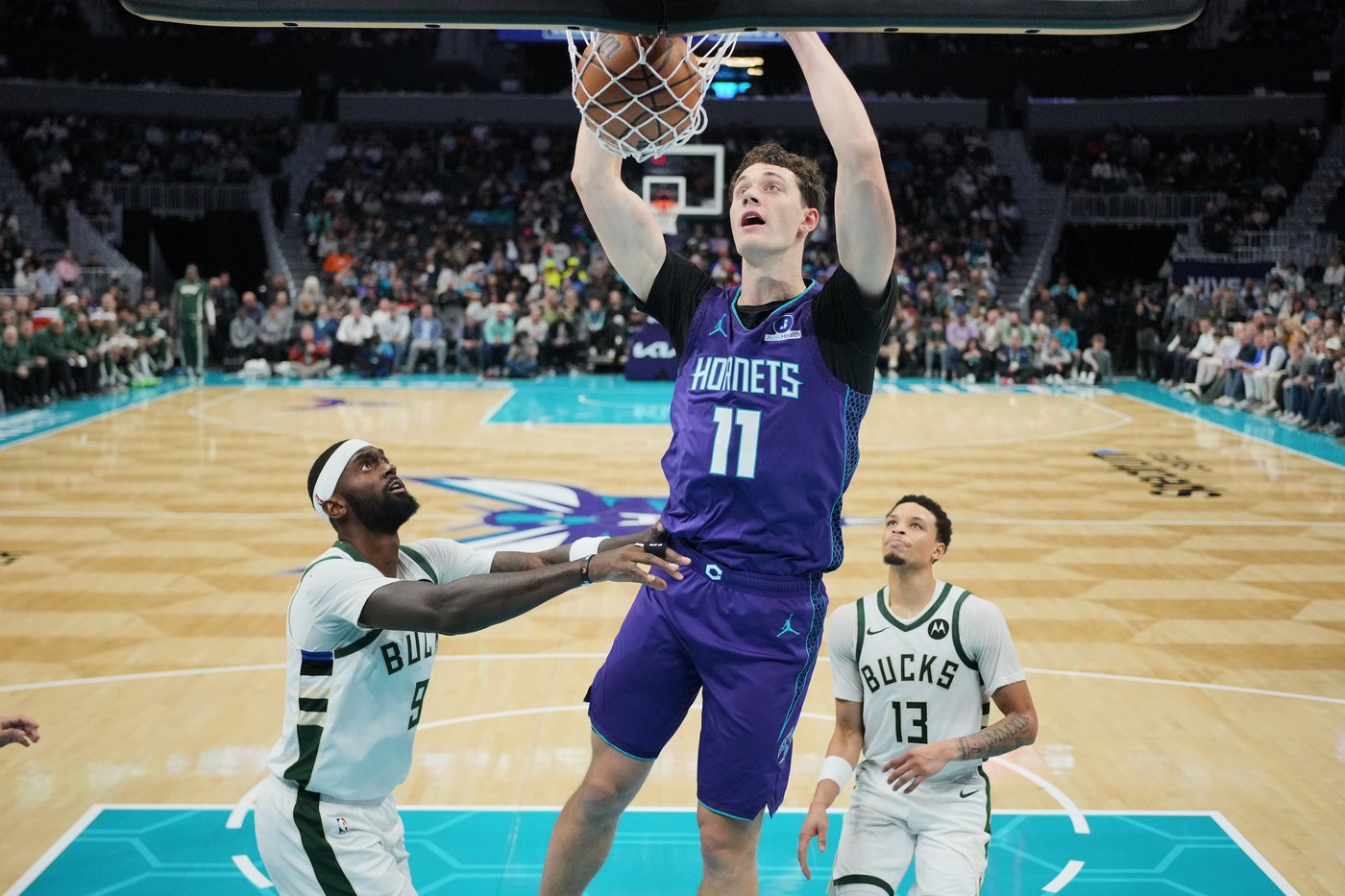 Hornets snap losing streak with 111-100 win over Bucks as Bridges scores 20 | iNFOnews.ca Hornets snap losing streak with 111-100 win over Bucks as Bridges scores 20 | iNFOnews.ca