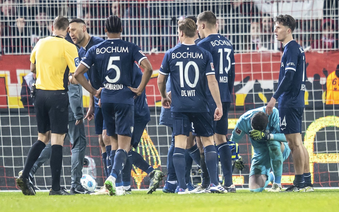 Goalkeeper struck by object so Bundesliga teams finish game without attacking | iNFOnews.ca