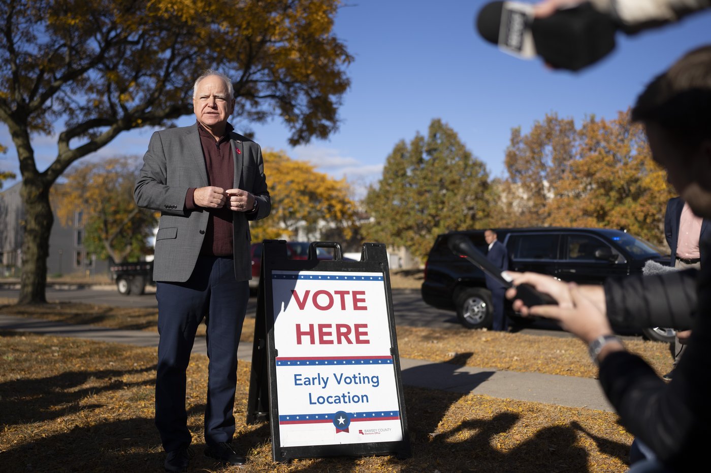 Tim Walz, wife and son vote early in Minnesota | iNFOnews.ca Tim Walz, wife and son vote early in Minnesota | iNFOnews.ca