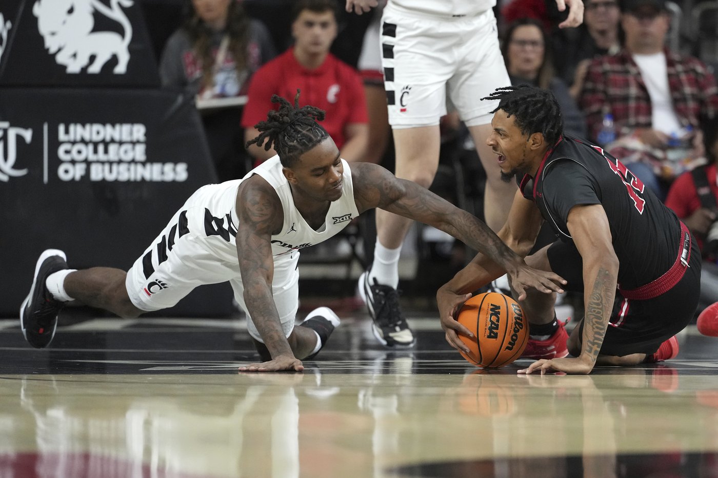 Simas Lukosius, Jizzle James each score 19 points and No. 17 Cincinnati beats Nicholls State 86-49 | iNFOnews.ca