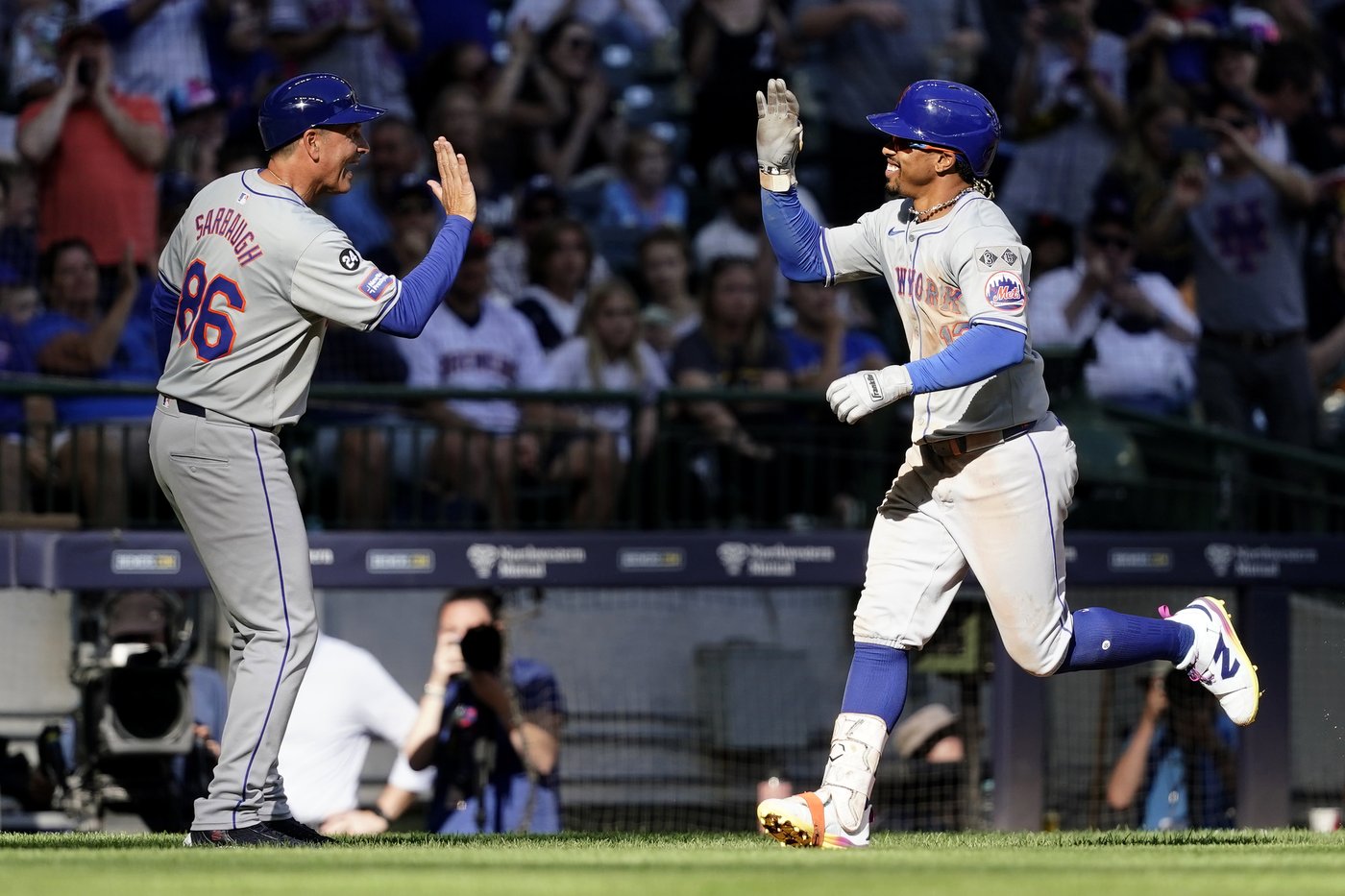 Mets blank Brewers 5-0 behind Lindor and Peterson to move 1 win from wild card | iNFOnews.ca
