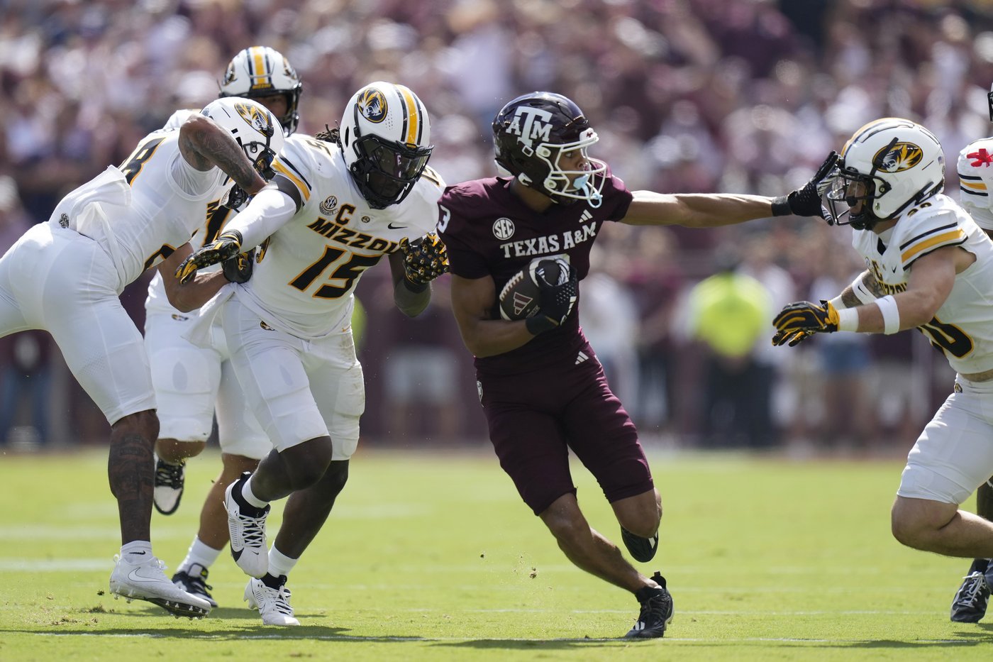 Moss scores 3 TDs as No. 25 Texas A&M gives No. 9 Missouri its first loss in 41-10 rout | iNFOnews.ca Moss scores 3 TDs as No. 25 Texas A&M gives No. 9 Missouri its first loss in 41-10 rout | iNFOnews.ca