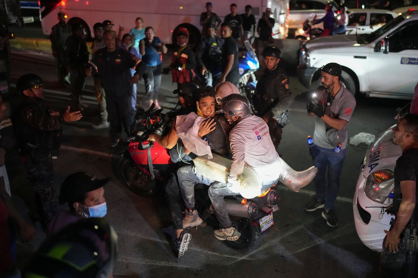 Photos show rescue efforts across earthquake-ravaged Venezuela | iNFOnews.ca