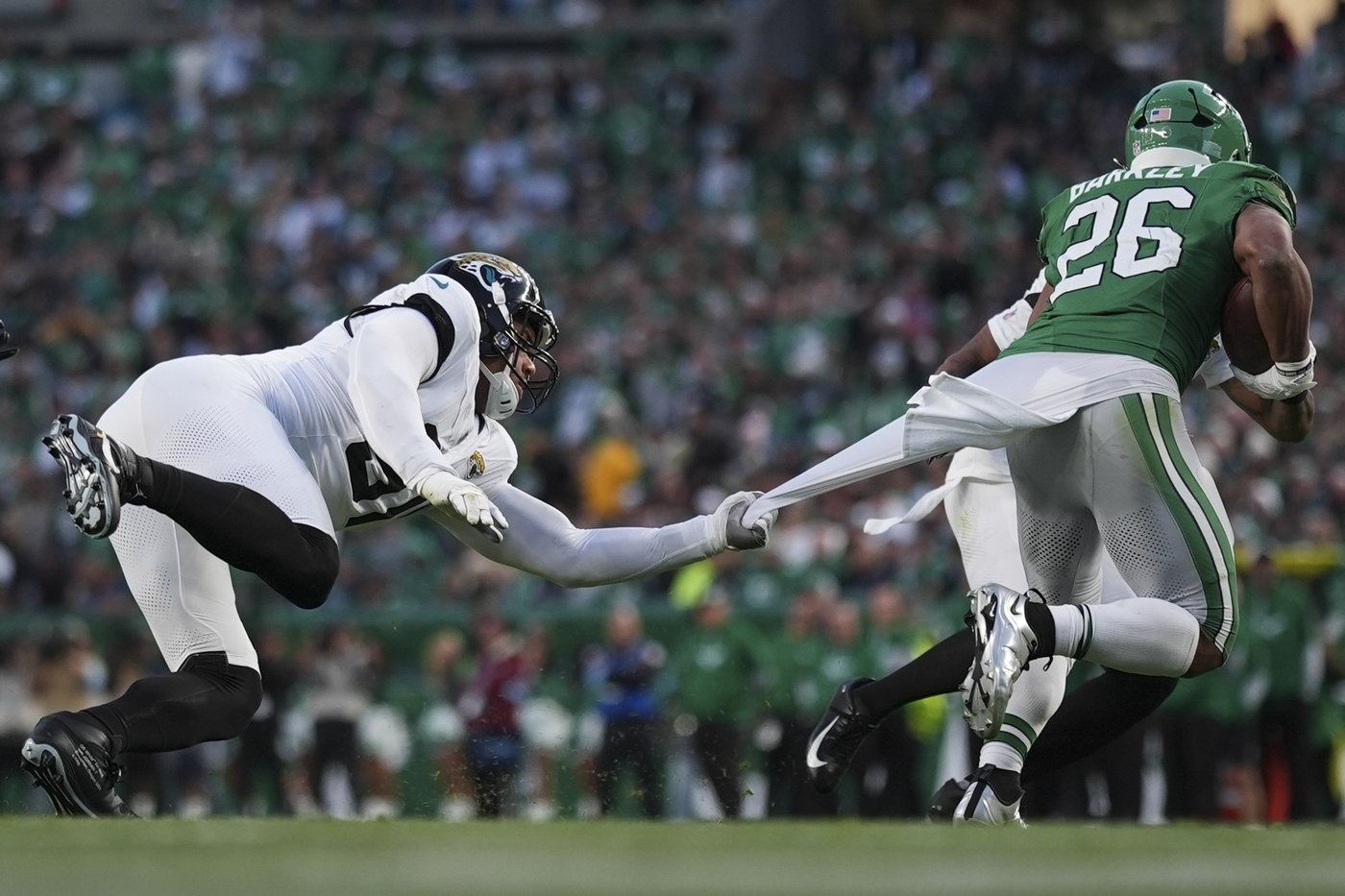Saquon Barkley shines with backward leap, 2 touchdowns in Eagles' 28-23 win over Jaguars | iNFOnews.ca