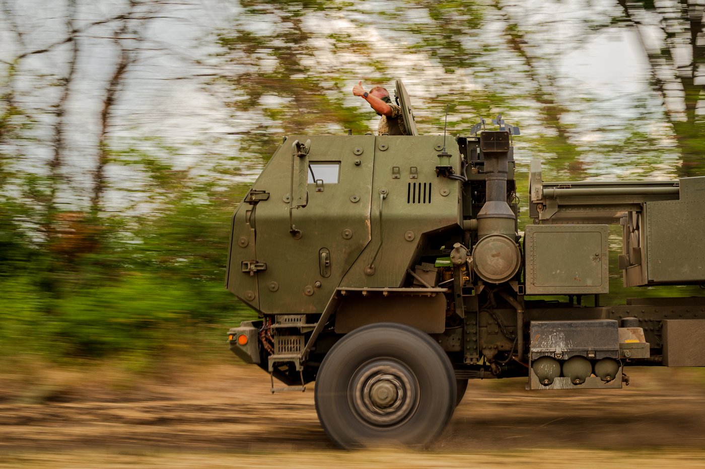 Ukrainian HIMARS crew fires and moves on as it tries to avoid detection, in photos | iNFOnews.ca