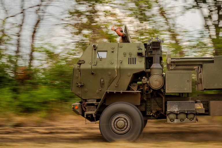 Ukrainian HIMARS crew fires and moves on as it tries to avoid detection, in photos | iNFOnews.ca
