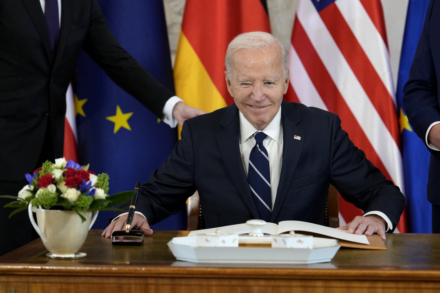 Biden urges Western allies to keep aiding Ukraine during meeting with Europe leaders before election | iNFOnews.ca