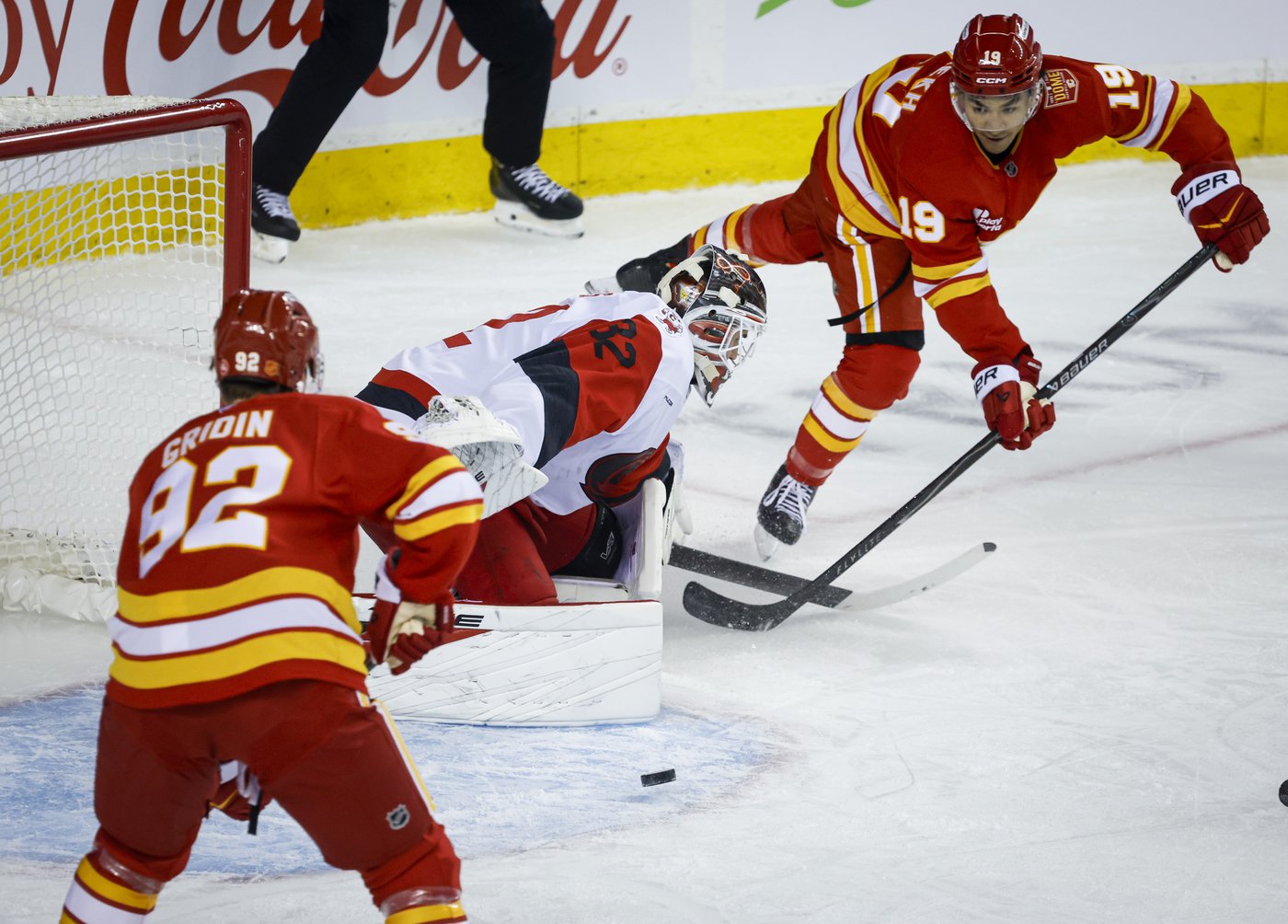 Flames net late goal to beat Hurricanes 3-2, snap visitors' seven-game win streak | iNFOnews.ca
