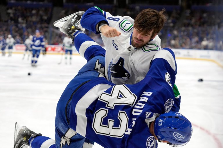 Canucks score 5 3rd-period goals to beat Lightning 6-2 and end 3-game skid | iNFOnews.ca