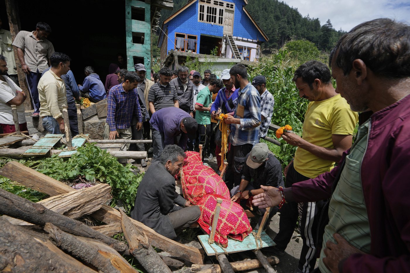 Photos of mourners and searches for the missing from flash floods in Pakistan and India | iNFOnews.ca