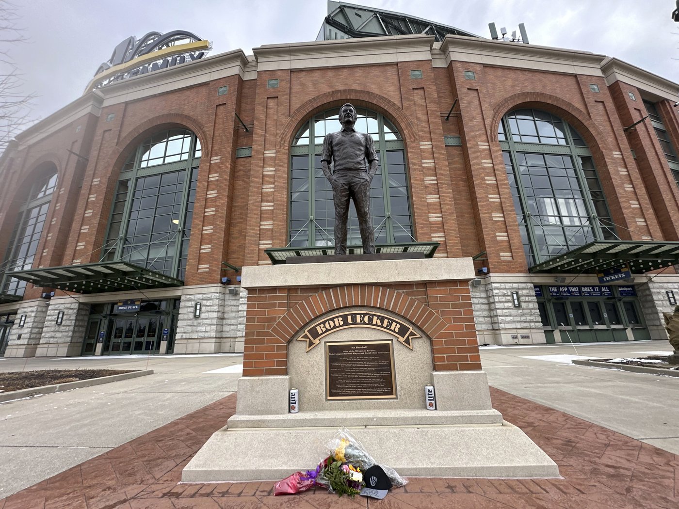 'Mr. Baseball' Bob Uecker, Brewers announcer, dies at 90 | iNFOnews.ca