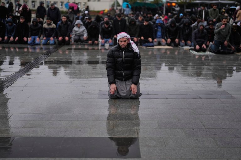 A look at celebrations for Eid al-Fitr around the world, in photos | iNFOnews.ca