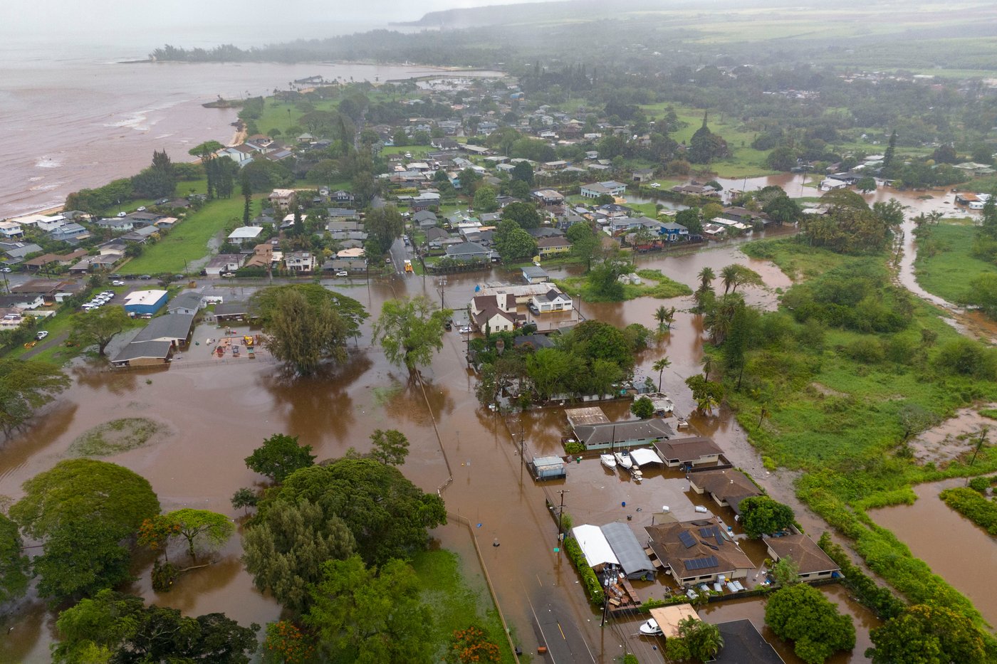 230 people are rescued as flash flooding hits Hawaii and officials warn 120-year-old dam could fail | iNhome