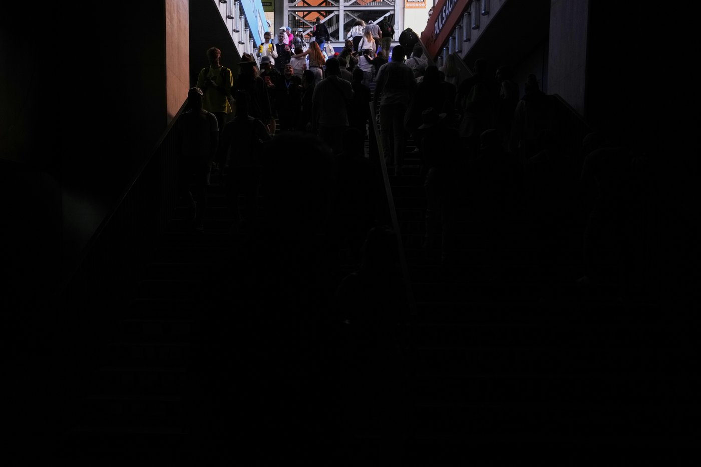 Tennis players in the dark at Madrid Open as matches suspended due to major power outage | iNFOnews.ca