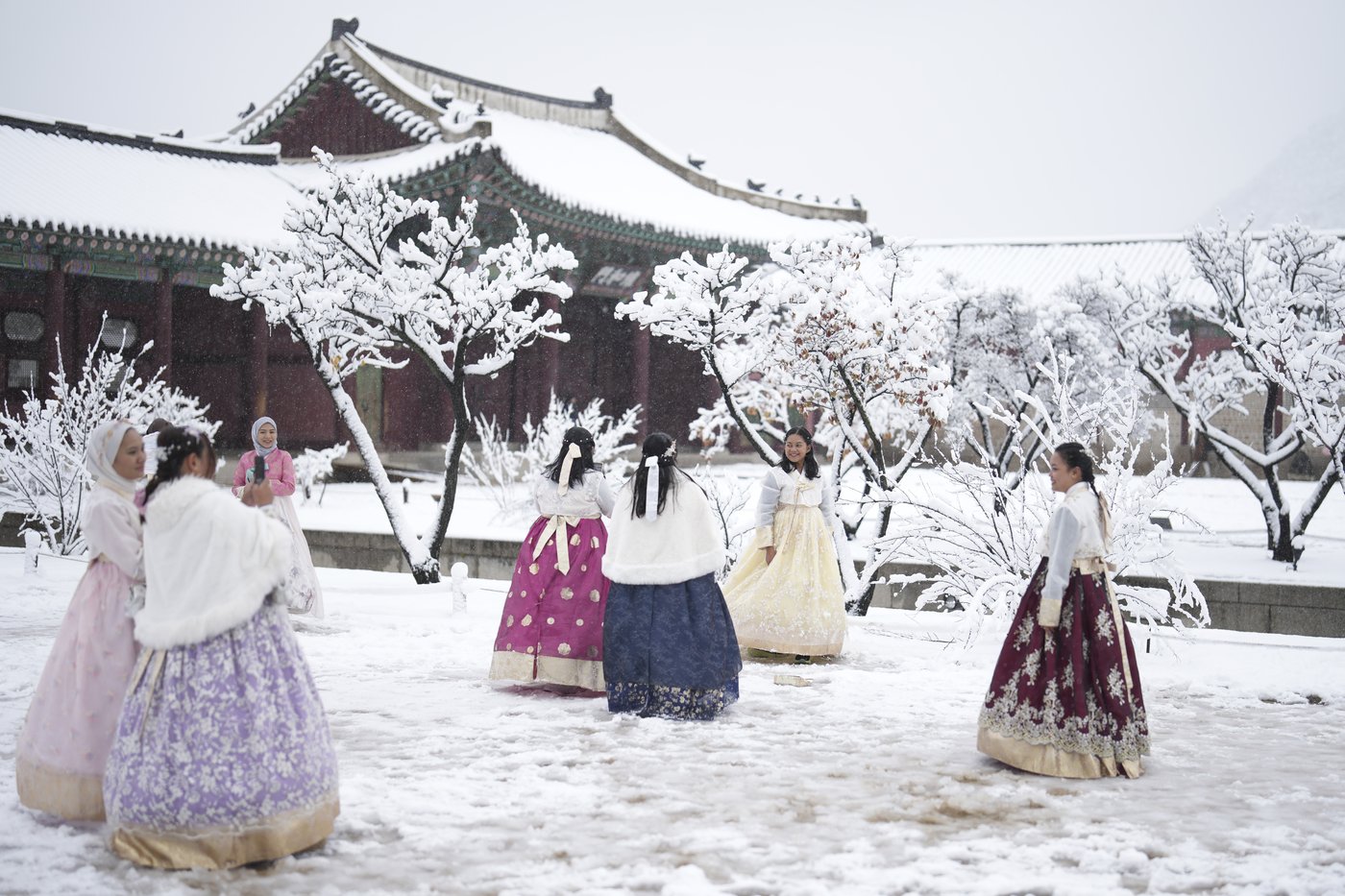 Worst November snowstorm in half century hits Seoul and grounds hundreds of airplane flights | iNFOnews.ca