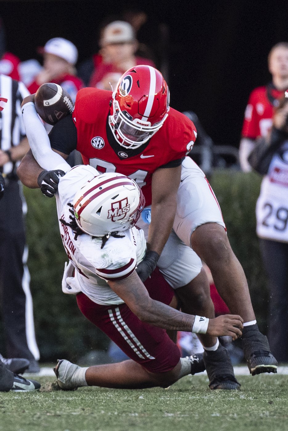 Beck throws 4 TD passes and Frazier runs for 3 scores to lead No. 8 Georgia past UMass, 59-21 | iNFOnews.ca Beck throws 4 TD passes and Frazier runs for 3 scores to lead No. 8 Georgia past UMass, 59-21 | iNFOnews.ca