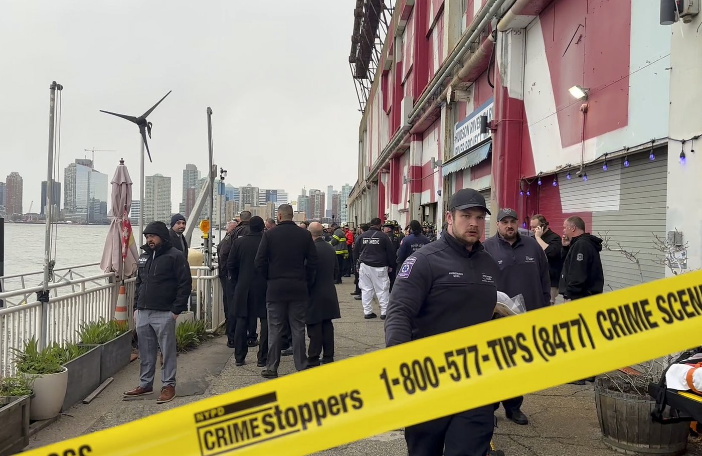 Divers search for parts after NYC helicopter crash killed a family of five and the pilot, a Navy vet | iNFOnews.ca Divers search for parts after NYC helicopter crash killed a family of five and the pilot, a Navy vet | iNFOnews.ca
