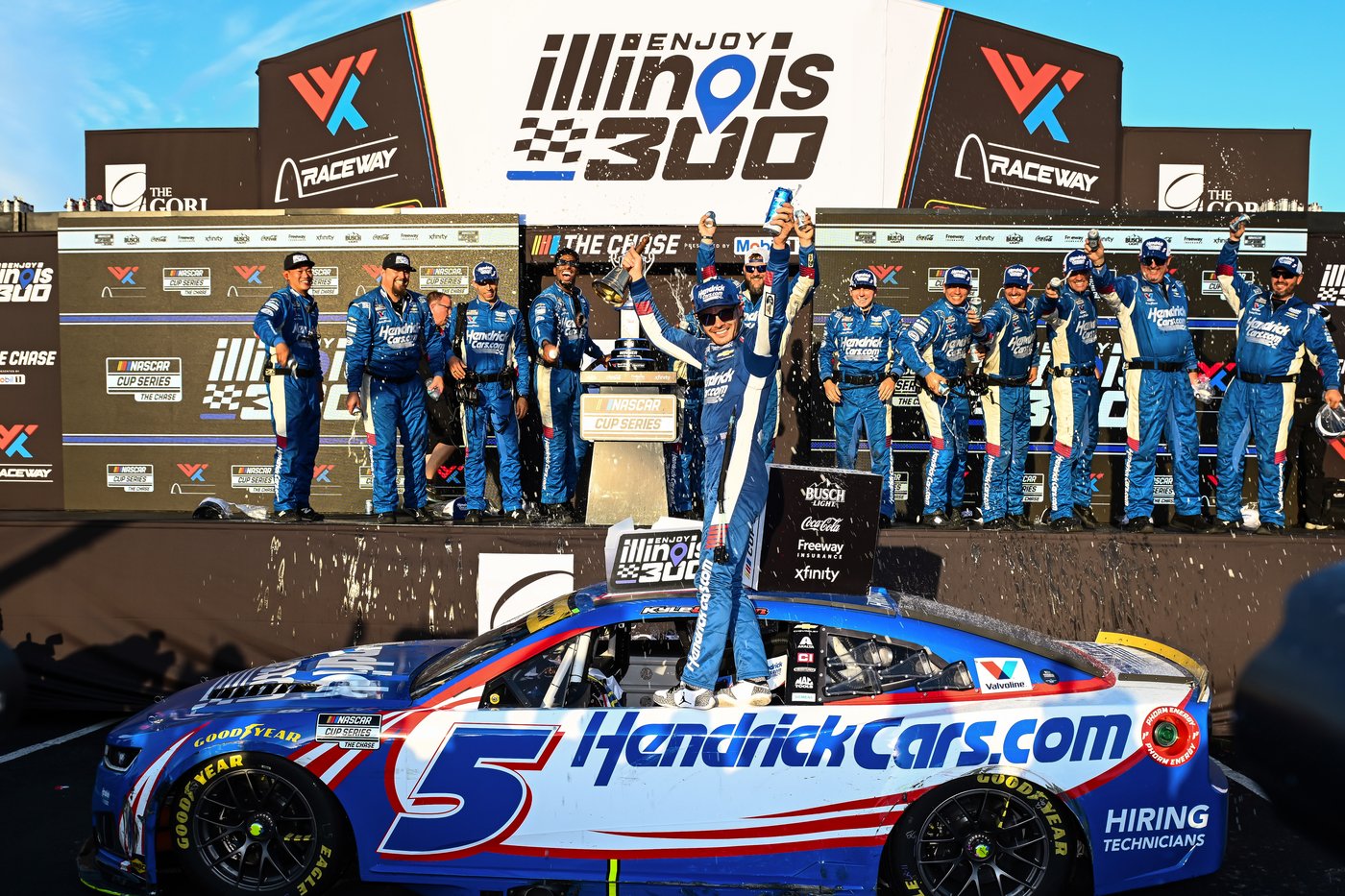 Larson ends 51-race winless streak, boosts NASCAR title hopes in Hendrick 1-2 finish at Gateway | iNFOnews.ca