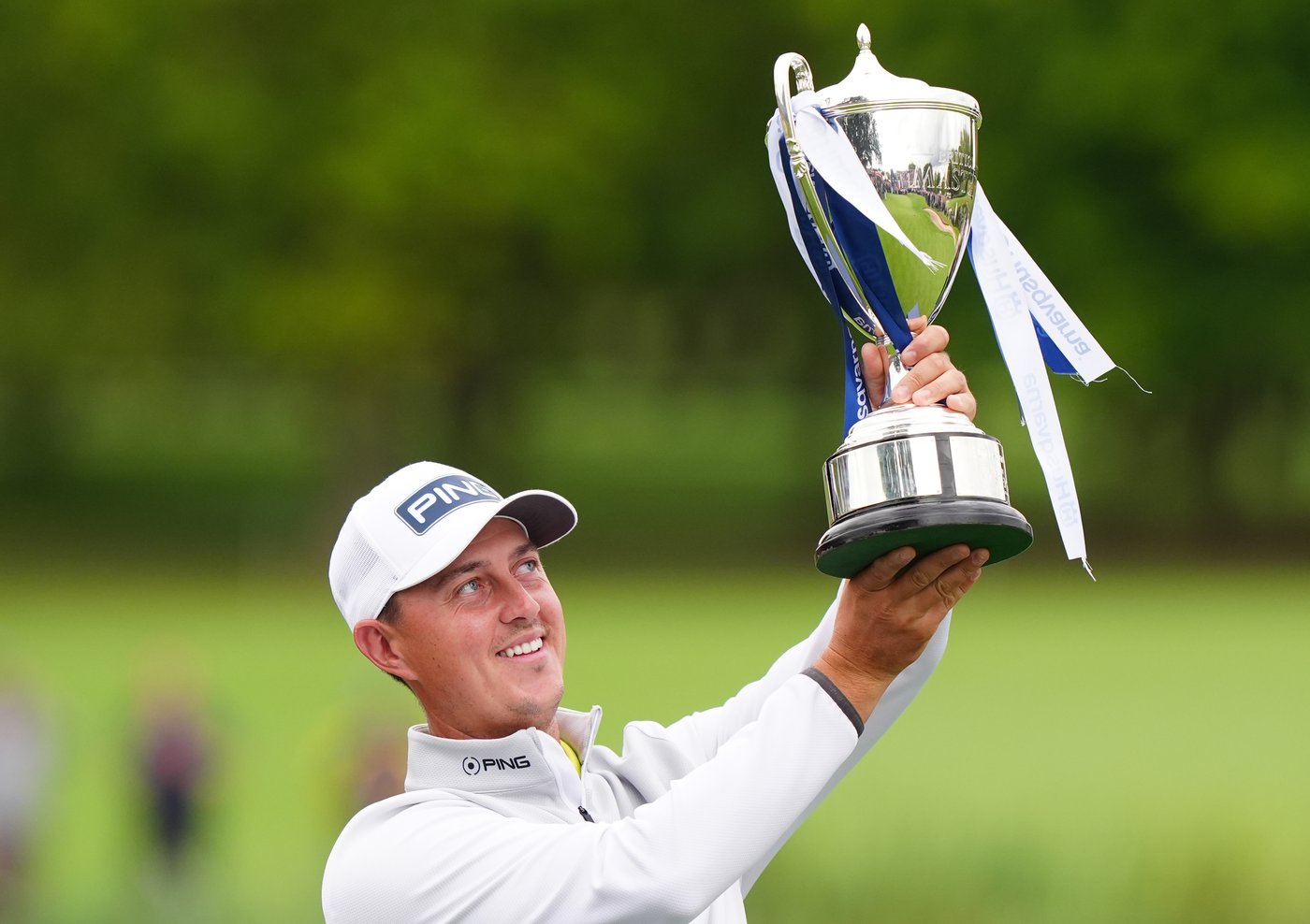 Signed, sealed, delivered: Former grocery driver Joe Dean wins British Masters with wife as caddie | iNFOnews.ca