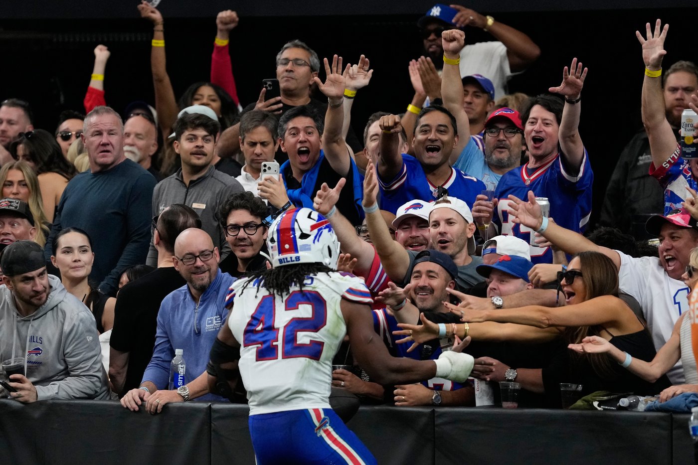 Josh Allen ties Jim Kelly's Bills TD pass record as Buffalo holds off Raiders 33-30 | iNFOnews.ca Josh Allen ties Jim Kelly's Bills TD pass record as Buffalo holds off Raiders 33-30 | iNFOnews.ca