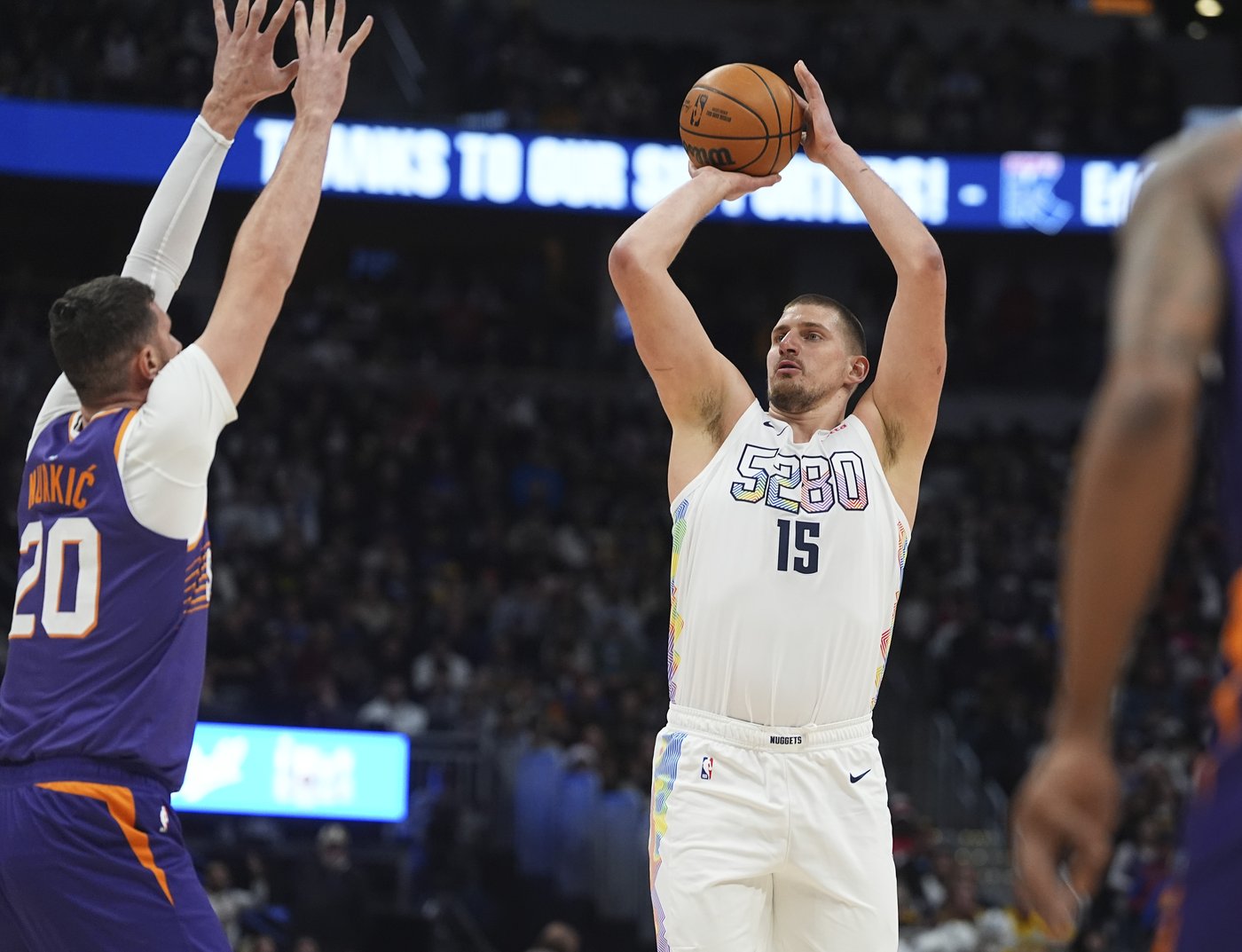 Jokic scores 32 points and the Nuggets rout the Suns 117-90 | iNFOnews.ca