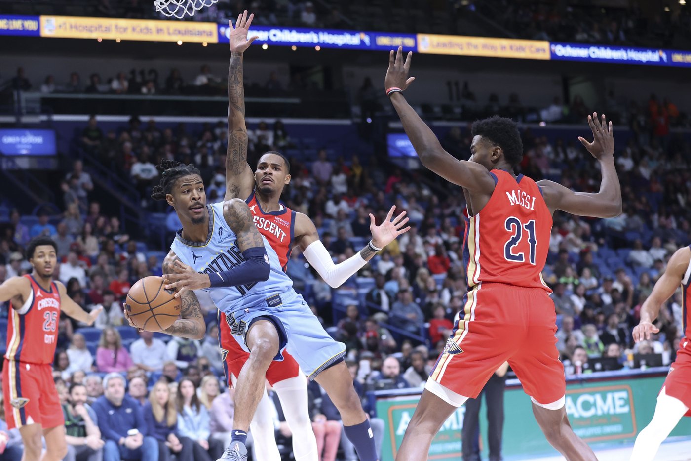 Morant's right shoulder is bothering him again after a hard collision ends his night in New Orleans | iNFOnews.ca