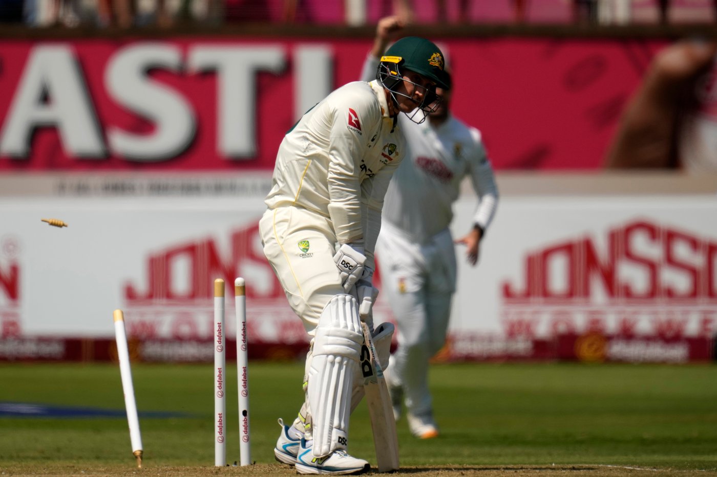 Mulder claims two wickets as South Africa reduces Australia to 84-3 at lunch in 1st test | iNFOnews.ca