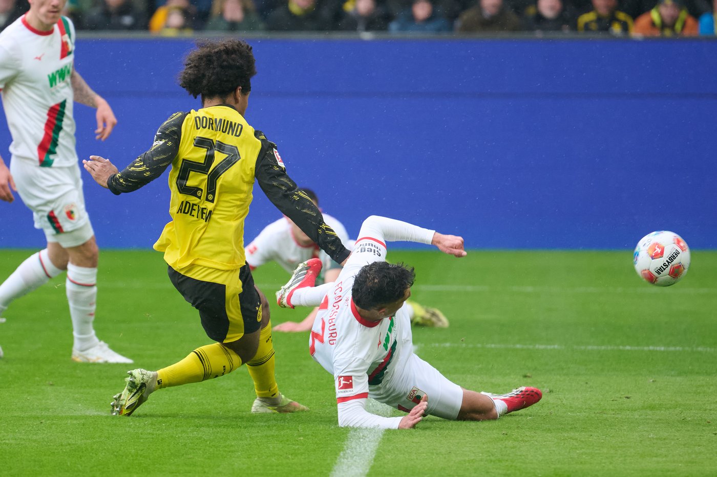 Bayern Munich held to 1-1 draw at Bayer Leverkusen after 2 red cards, Dortmund closes in | iNFOnews.ca