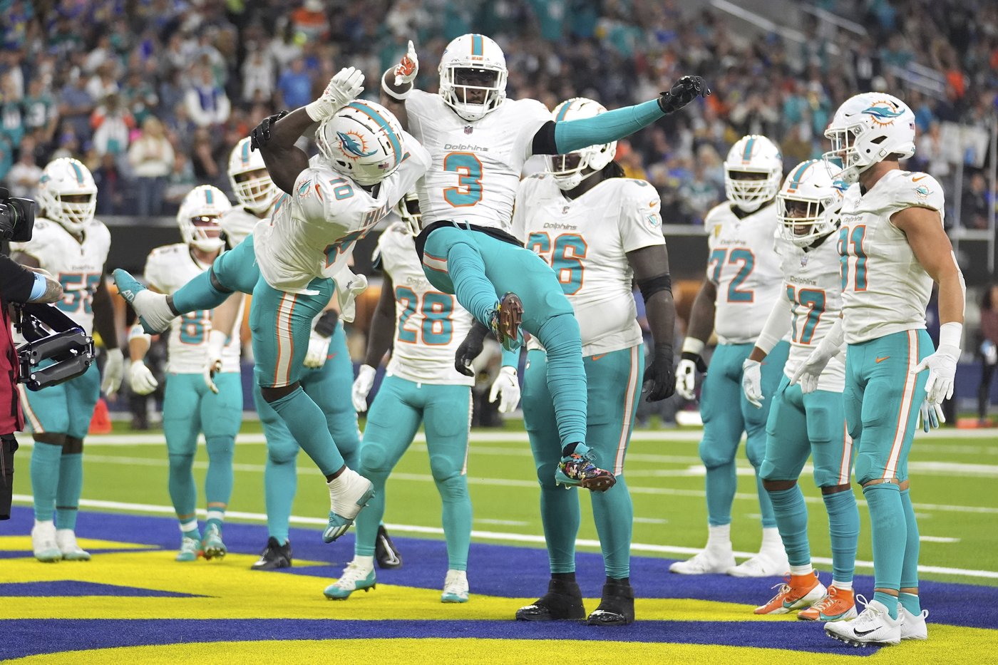 Tyreek Hill makes key TD catch, and the Dolphins hold off the Rams 23-15 to snap their 3-game skid | iNFOnews.ca