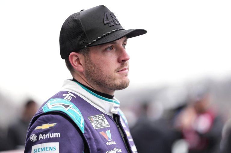 Vertigo sidelines Alex Bowman, forcing him out of Sunday's Phoenix NASCAR race | iNFOnews.ca