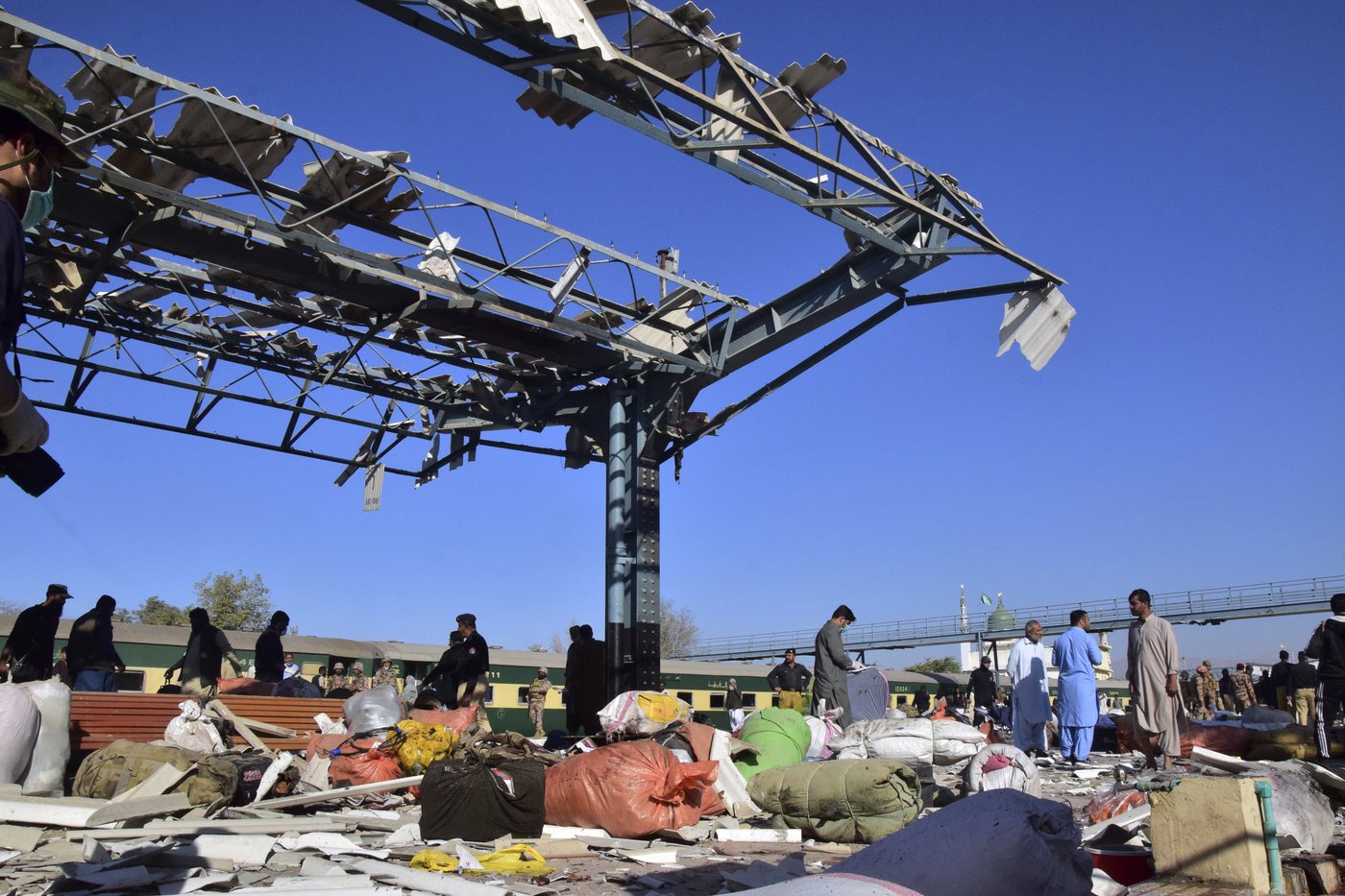 A powerful suicide bombing at a rail station in southwestern Pakistan kills at least 26 | iNFOnews.ca A powerful suicide bombing at a rail station in southwestern Pakistan kills at least 26 | iNFOnews.ca