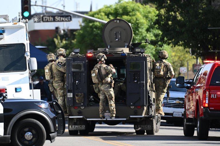 FBI personnel have fatally shot a man holding hostages in Bakersfield, California, police say | iNFOnews.ca