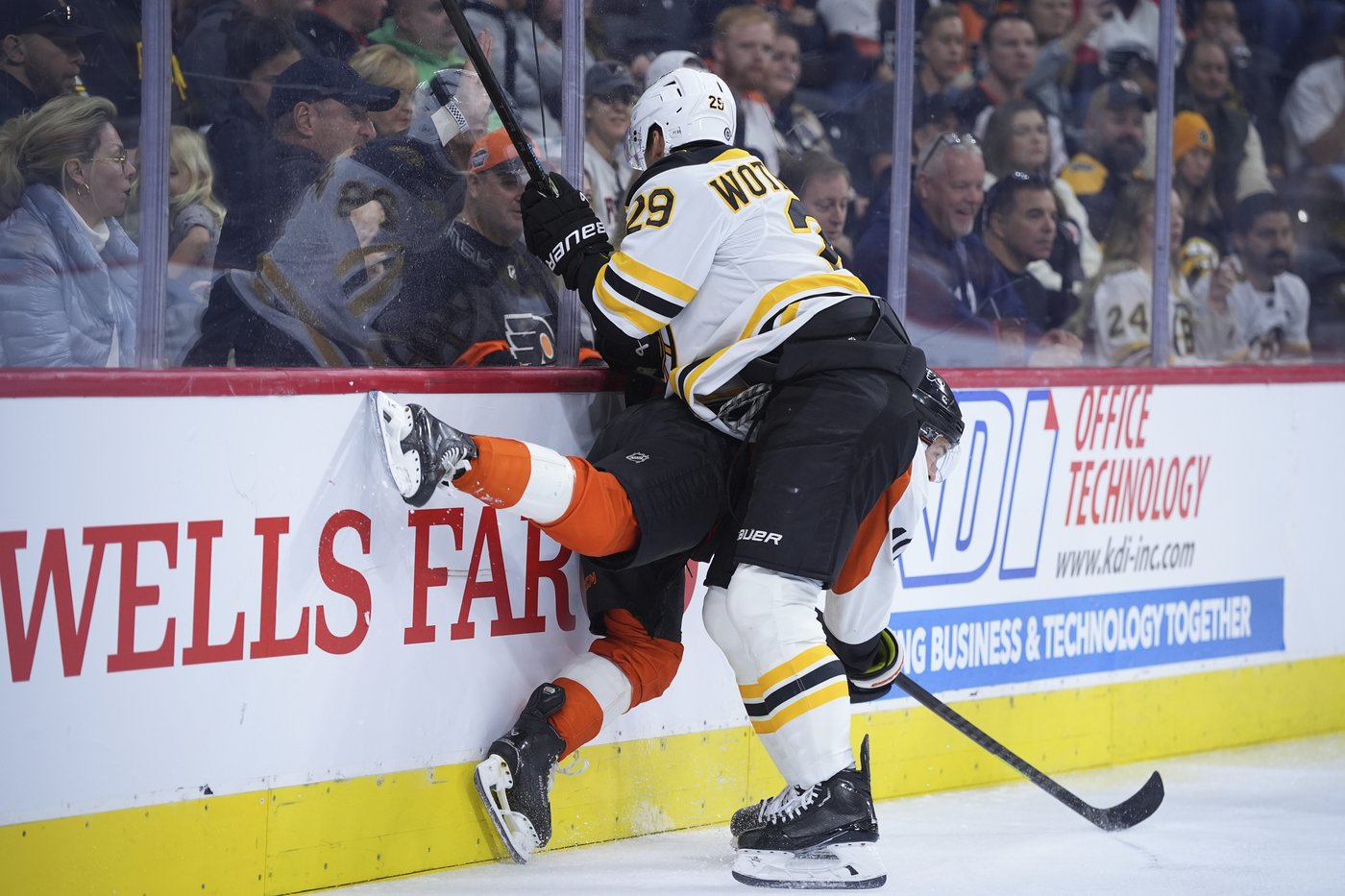 Joonas Korpisalo makes 20 saves as Bruins shut out Flyers 3-0 | iNFOnews.ca