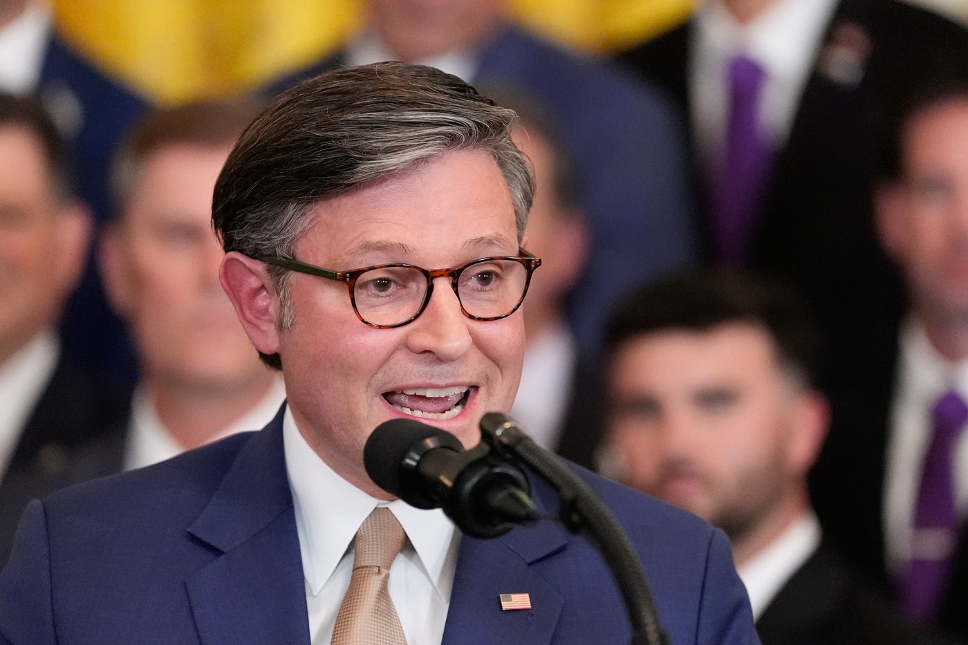 Trump hosts Senate Republicans at renovated White House as the shutdown drags into fourth week | iNFOnews.ca Trump hosts Senate Republicans at renovated White House as the shutdown drags into fourth week | iNFOnews.ca